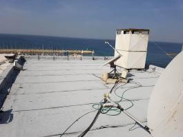 חברת "א.א זהר איטום גגות בע"מ" מבצעת איטום גג בית מלון באמצעות יריעות ביטומניות